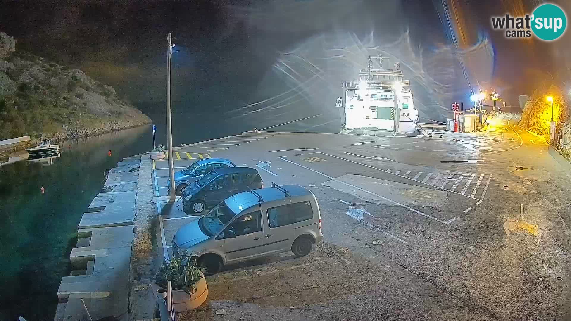 Spletna kamera trajektno pristanišče Prizna – proti otoku Pag