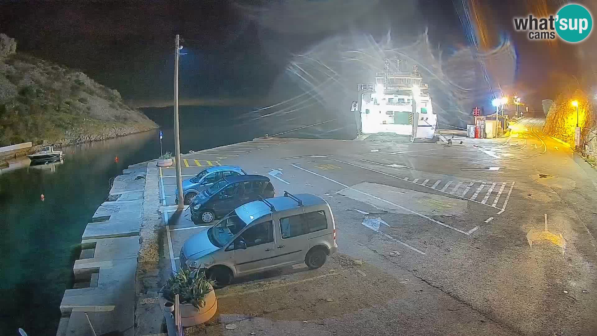 Spletna kamera trajektno pristanišče Prizna – proti otoku Pag