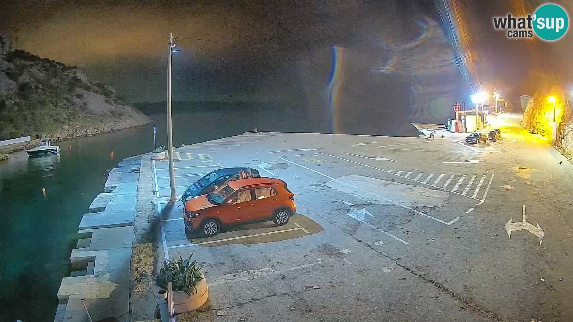 Spletna kamera trajektno pristanišče Prizna – proti otoku Pag