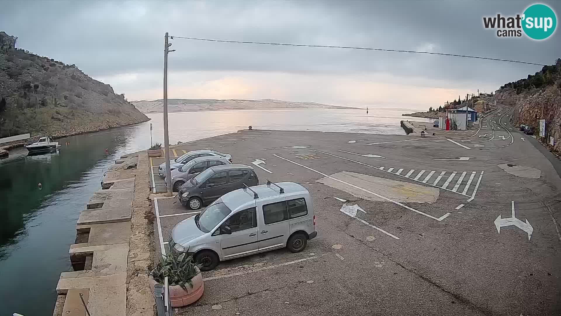 Web kamera trajektna luka Prizna – prema otoku Pag