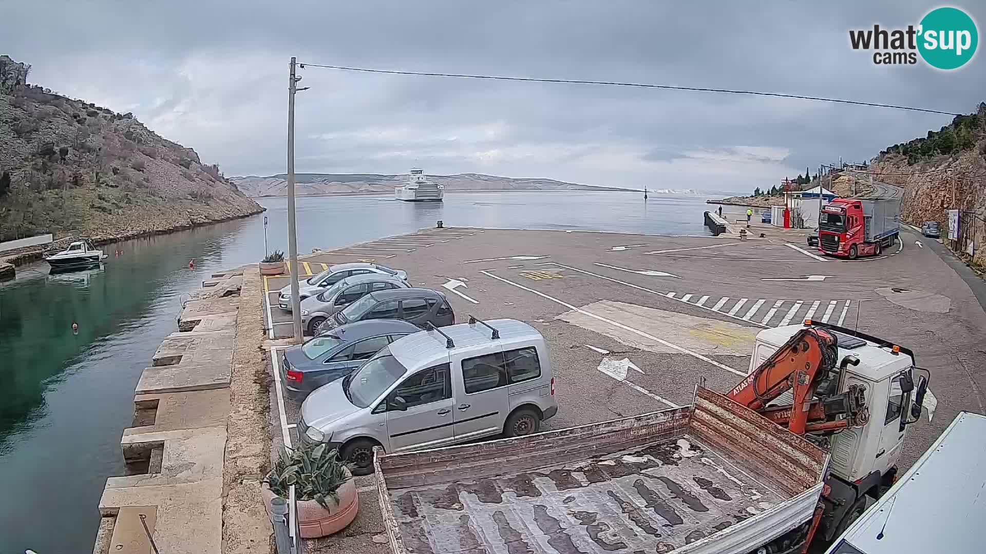 Spletna kamera trajektno pristanišče Prizna – proti otoku Pag