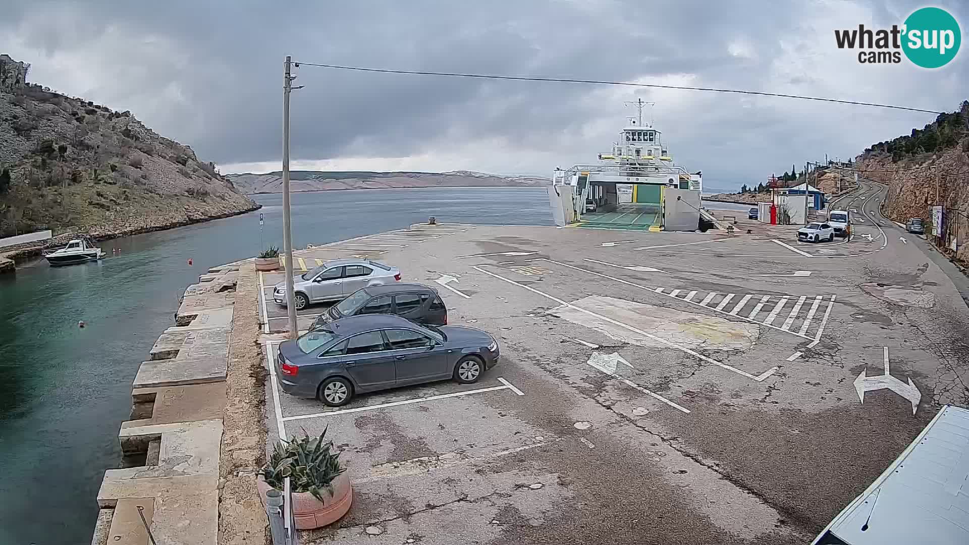 Spletna kamera trajektno pristanišče Prizna – proti otoku Pag