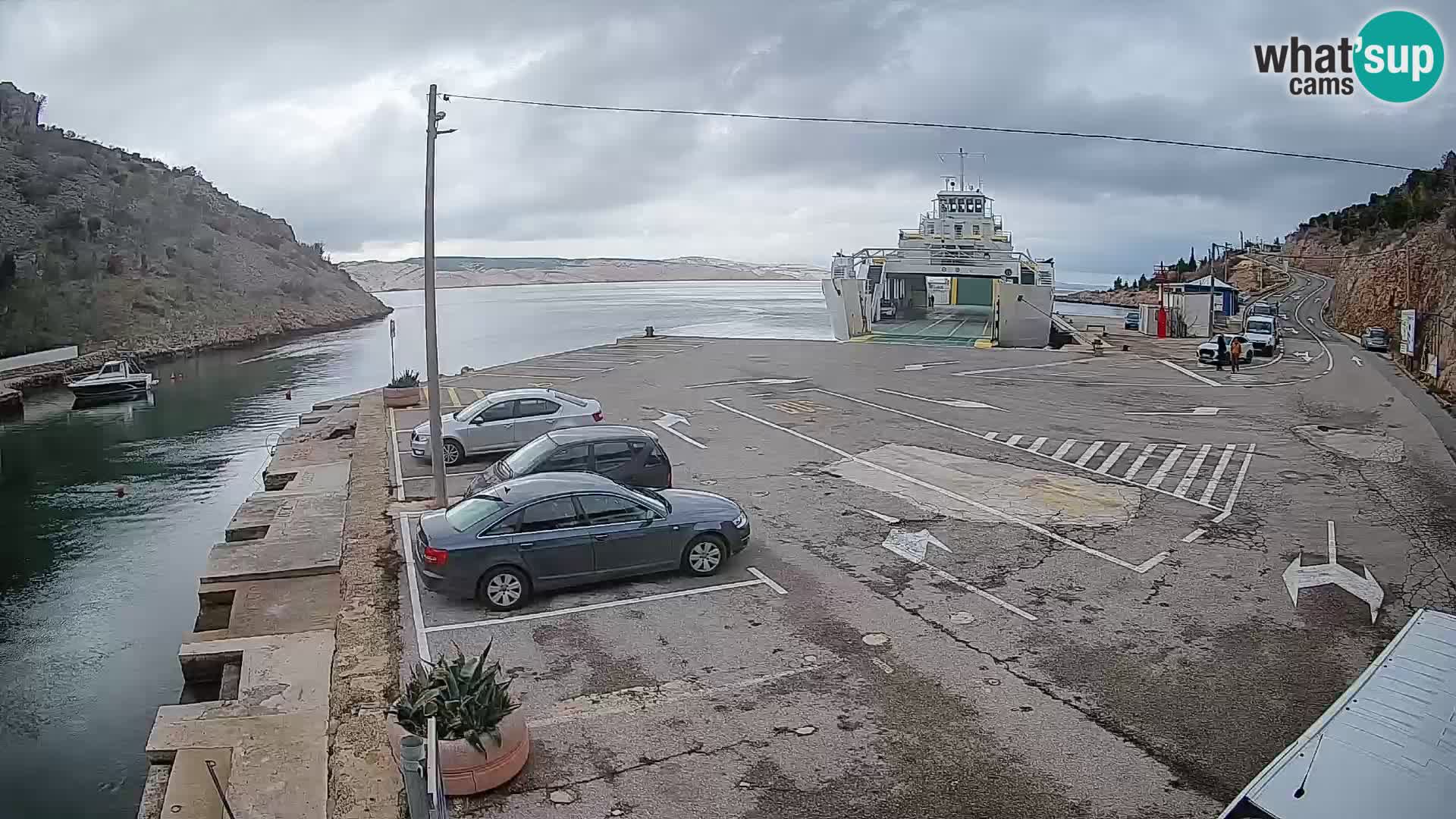 Spletna kamera trajektno pristanišče Prizna – proti otoku Pag