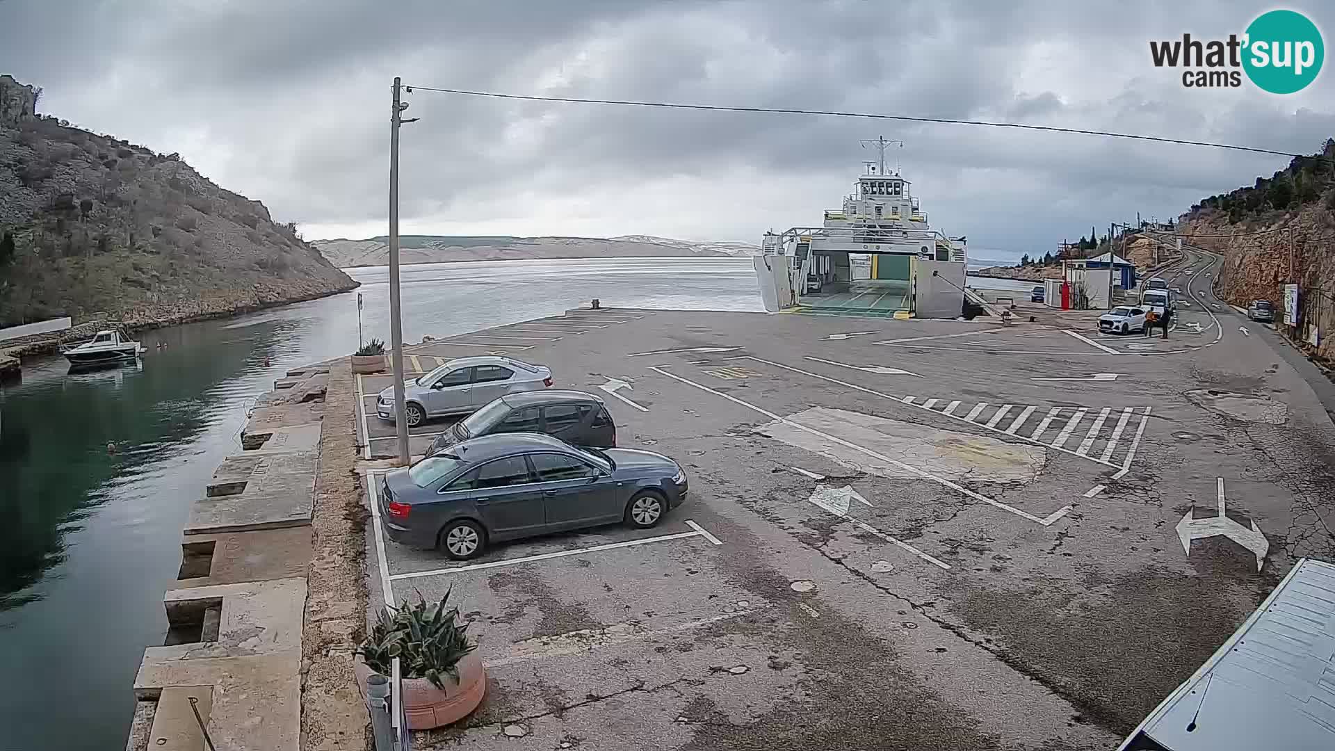 Spletna kamera trajektno pristanišče Prizna – proti otoku Pag