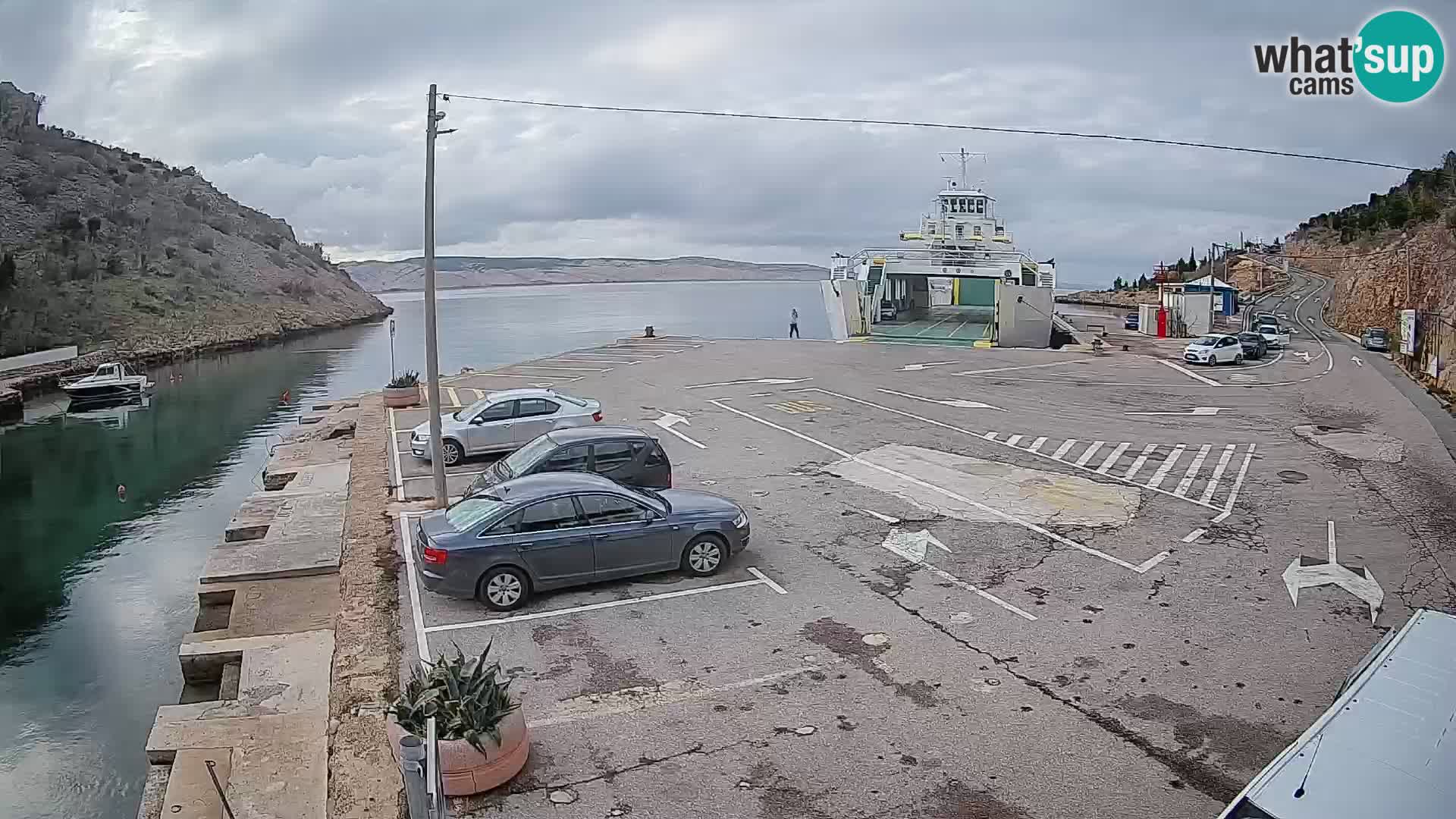 Spletna kamera trajektno pristanišče Prizna – proti otoku Pag