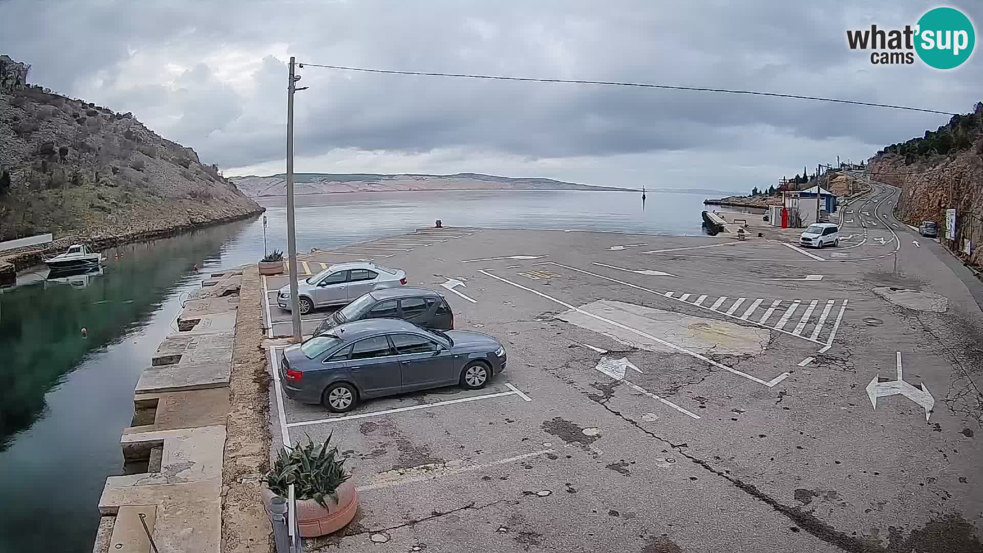 Spletna kamera trajektno pristanišče Prizna – proti otoku Pag