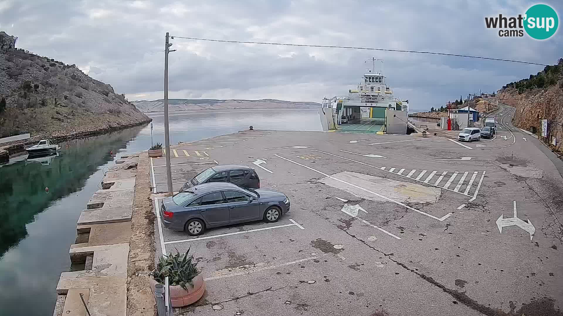 Spletna kamera trajektno pristanišče Prizna – proti otoku Pag