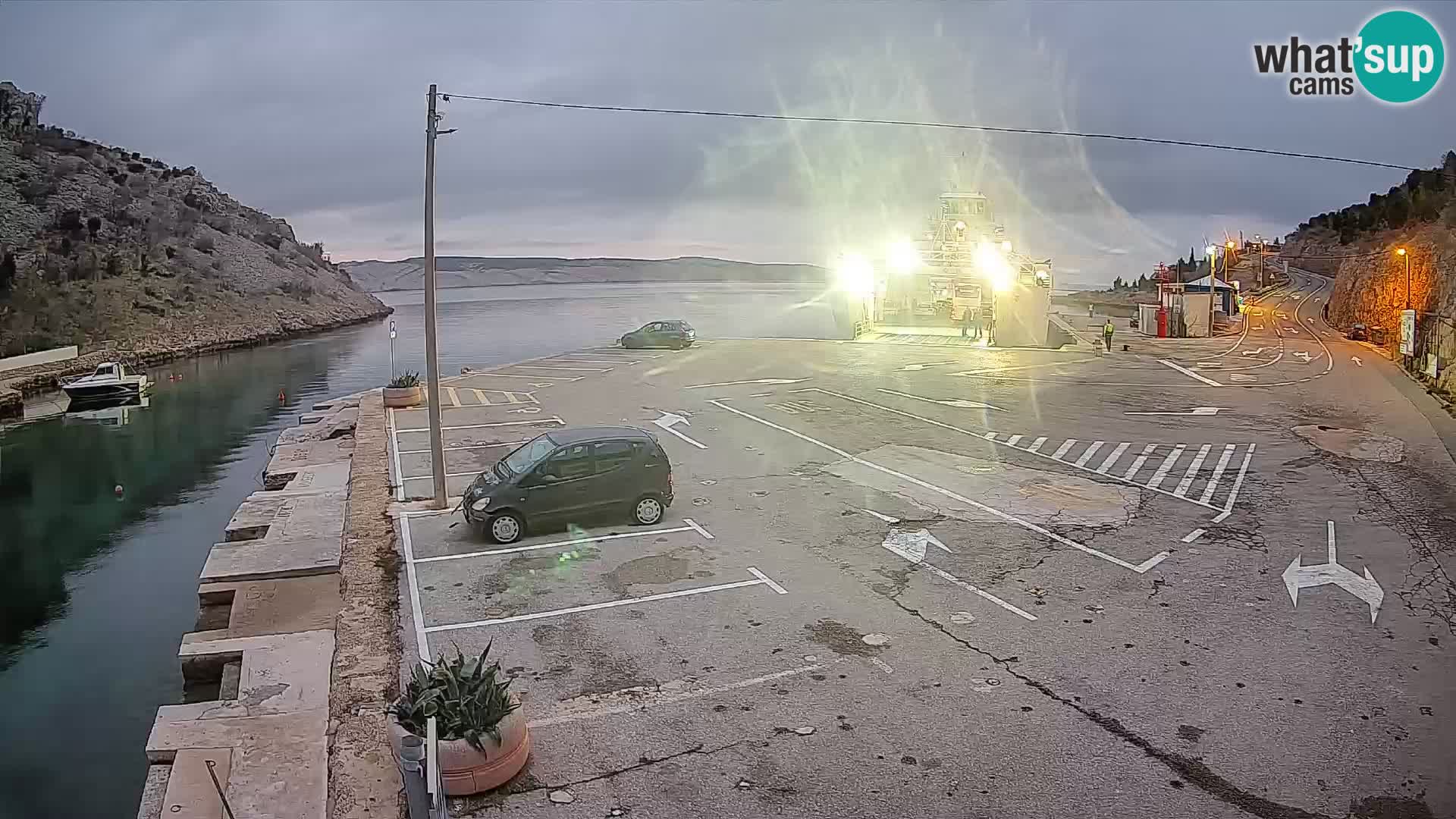 Web kamera trajektna luka Prizna – prema otoku Pag