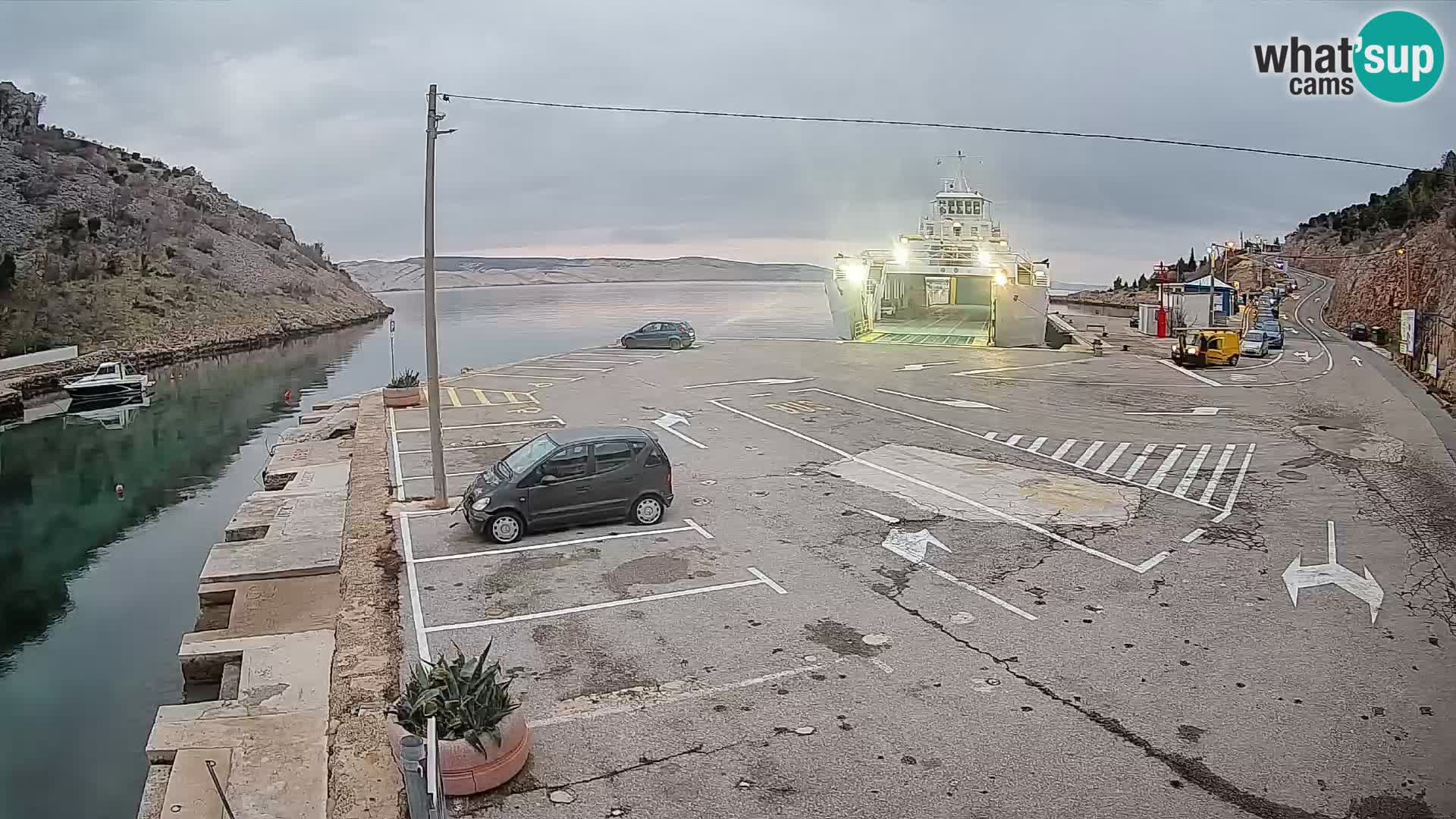 Web kamera trajektna luka Prizna – prema otoku Pag