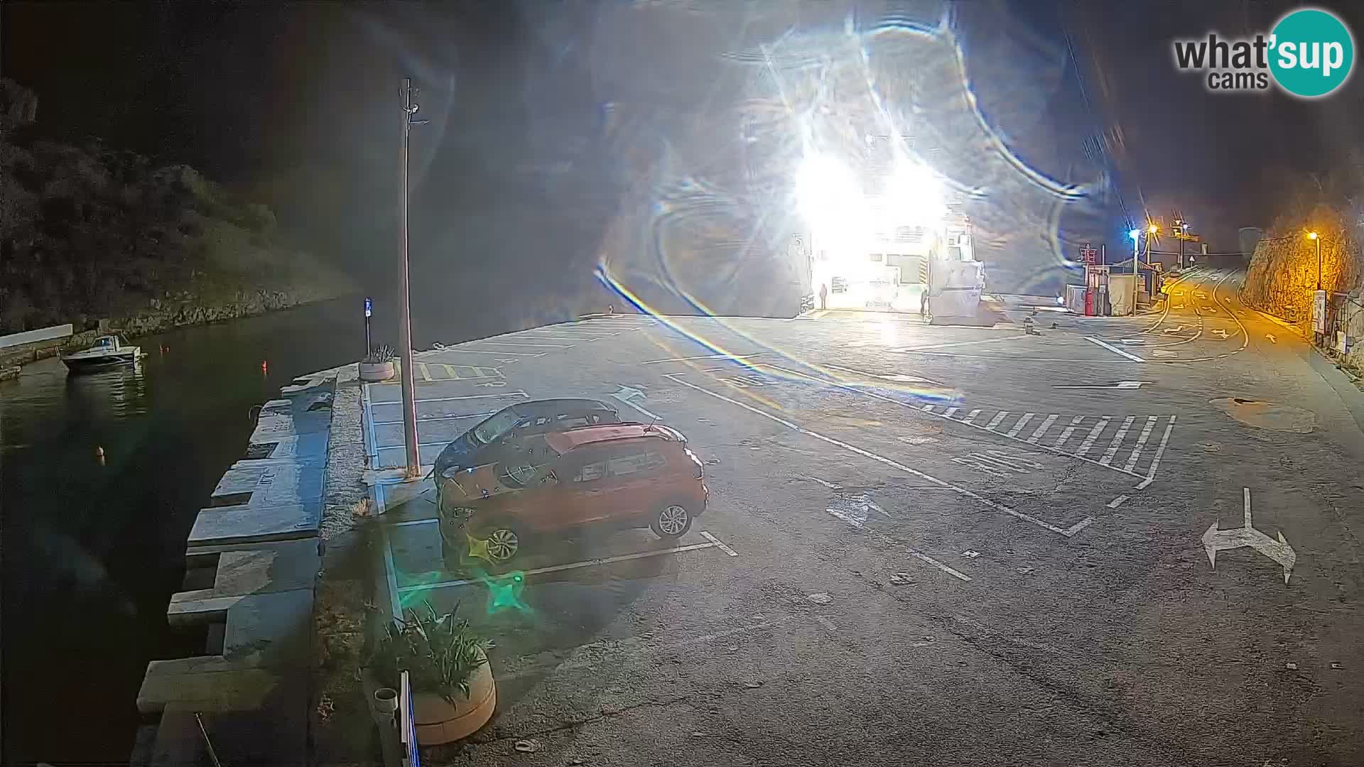 Spletna kamera trajektno pristanišče Prizna – proti otoku Pag