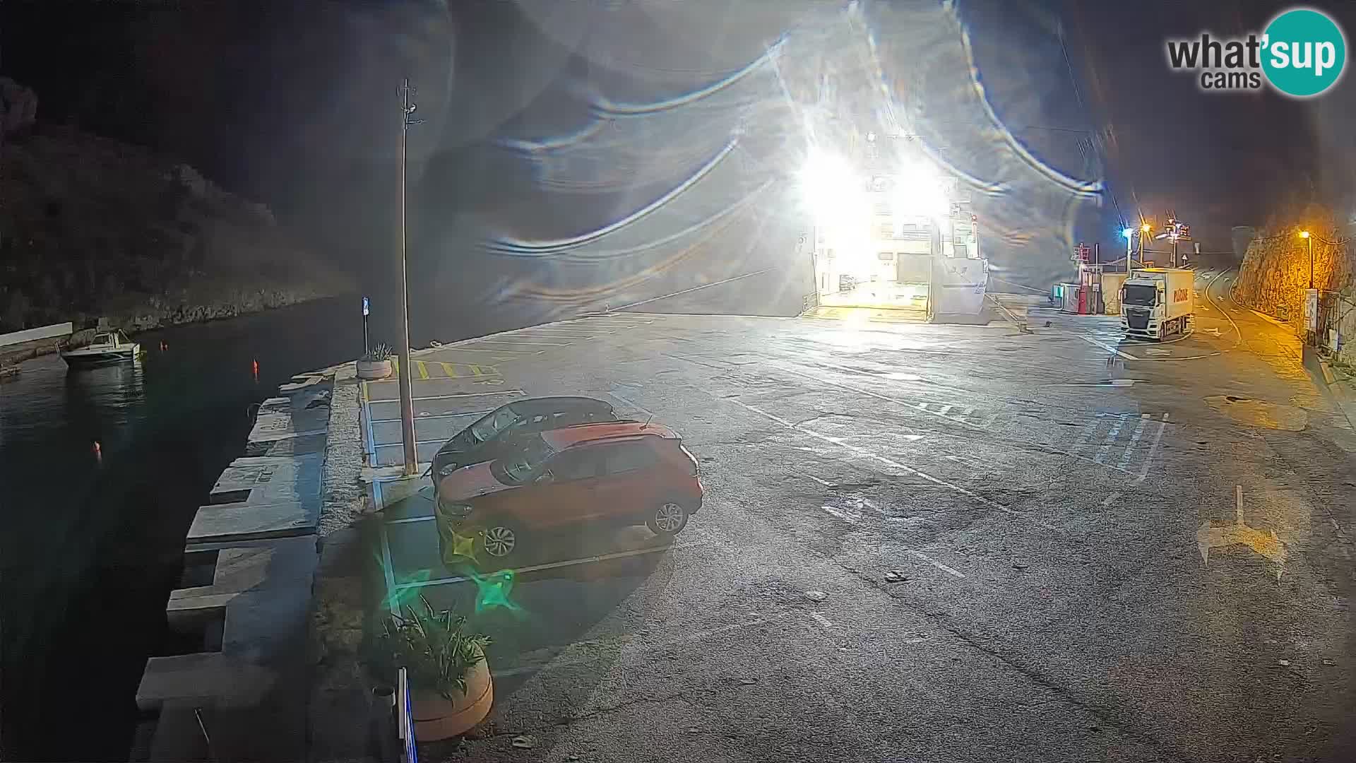 Spletna kamera trajektno pristanišče Prizna – proti otoku Pag