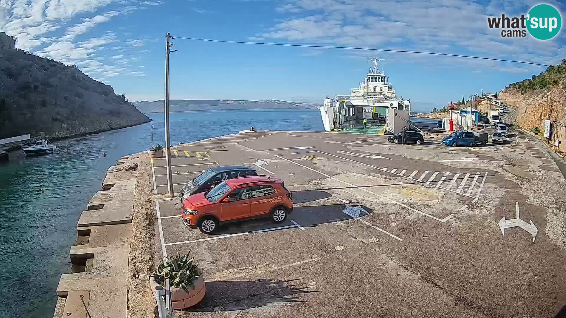 Spletna kamera trajektno pristanišče Prizna – proti otoku Pag