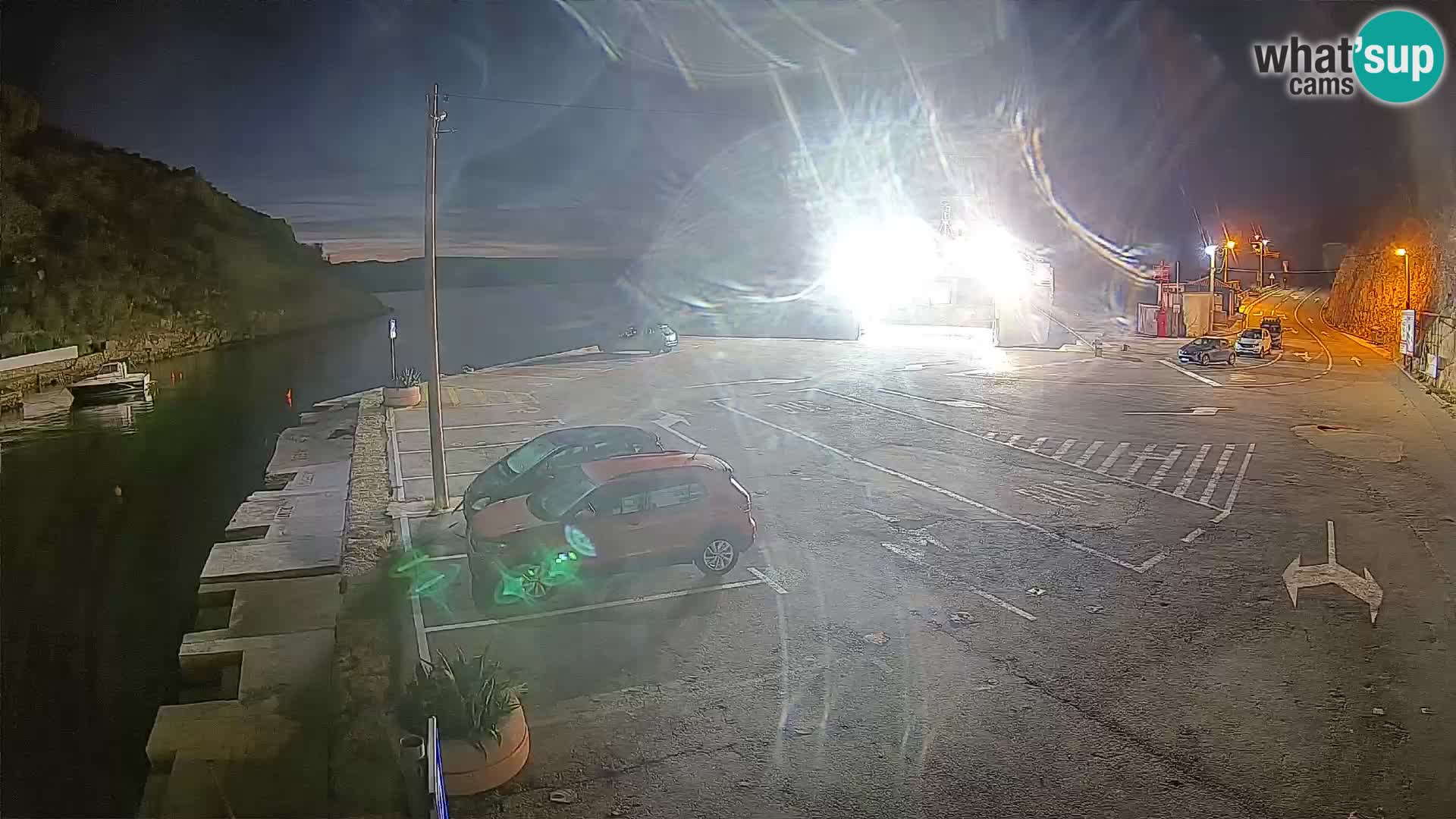 Spletna kamera trajektno pristanišče Prizna – proti otoku Pag