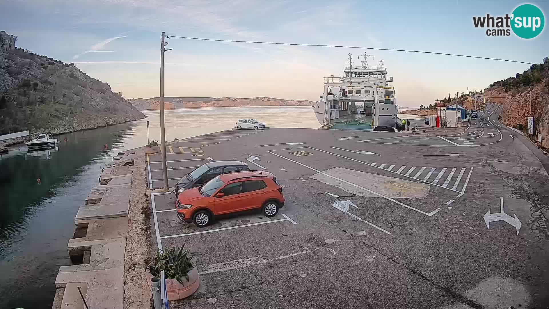 Spletna kamera trajektno pristanišče Prizna – proti otoku Pag