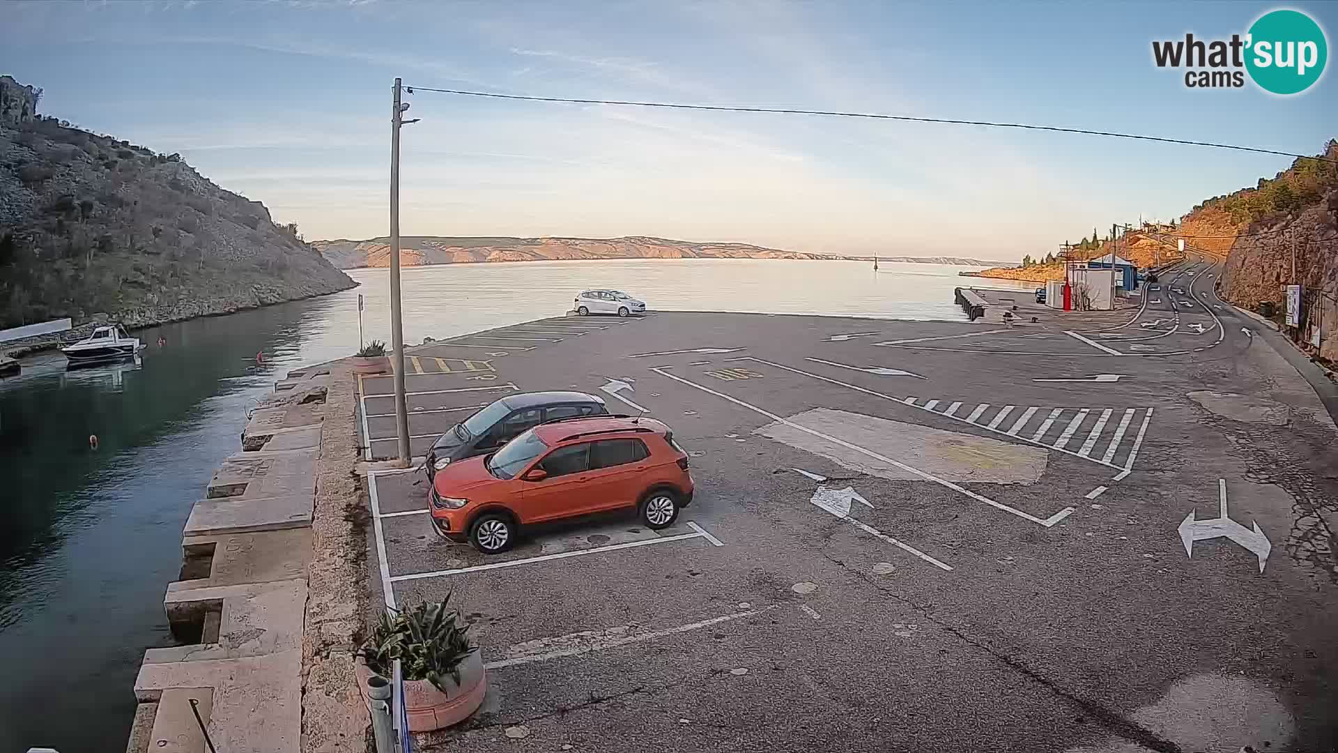 Spletna kamera trajektno pristanišče Prizna – proti otoku Pag