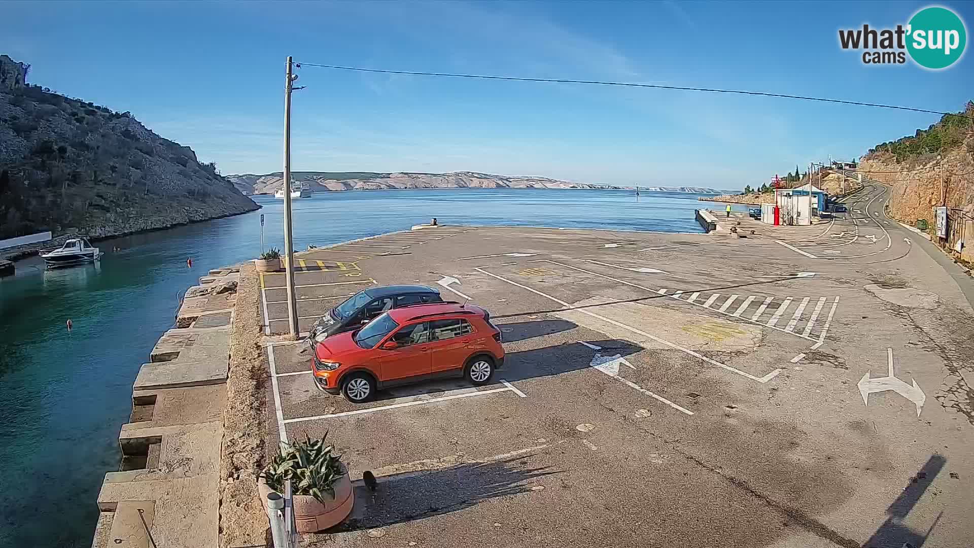 Spletna kamera trajektno pristanišče Prizna – proti otoku Pag