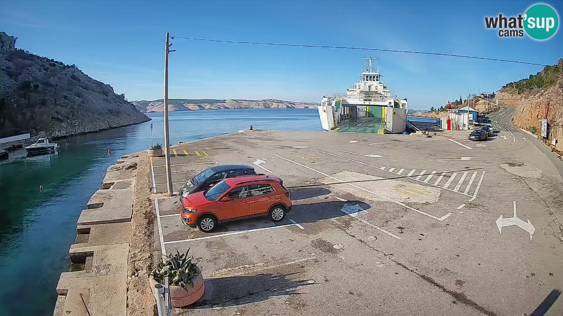 Spletna kamera trajektno pristanišče Prizna – proti otoku Pag