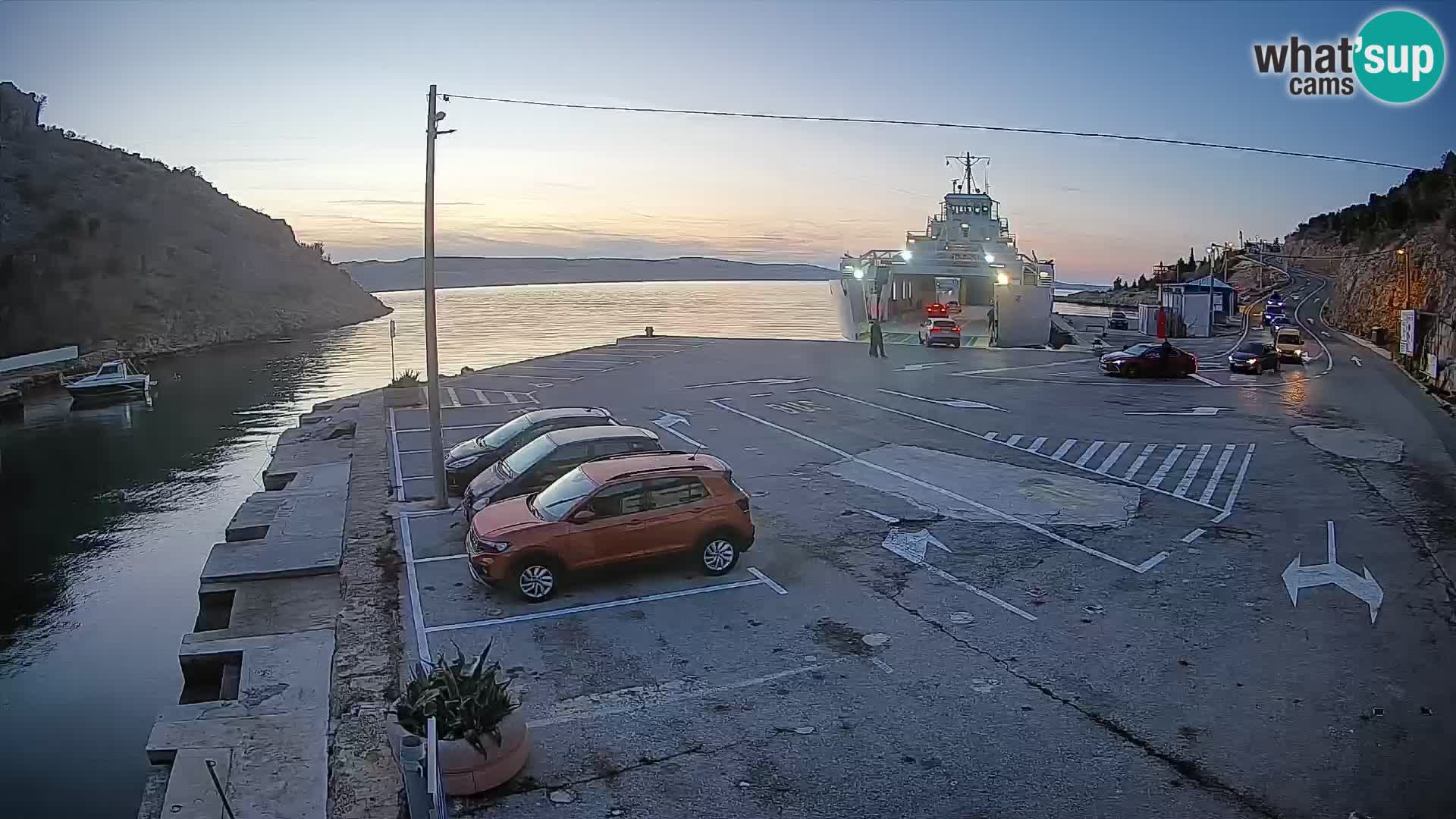 Spletna kamera trajektno pristanišče Prizna – proti otoku Pag