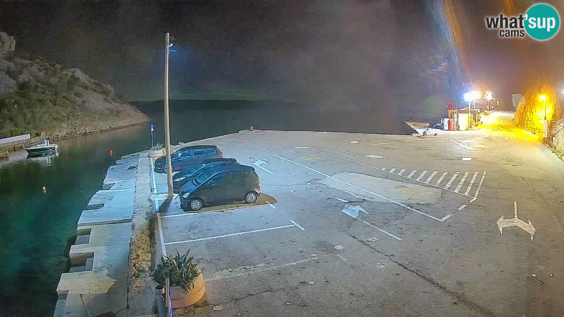 Spletna kamera trajektno pristanišče Prizna – proti otoku Pag