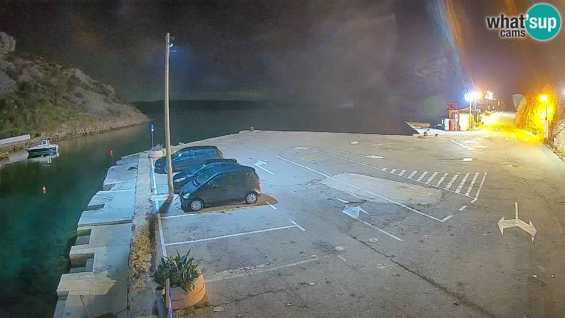 Spletna kamera trajektno pristanišče Prizna – proti otoku Pag