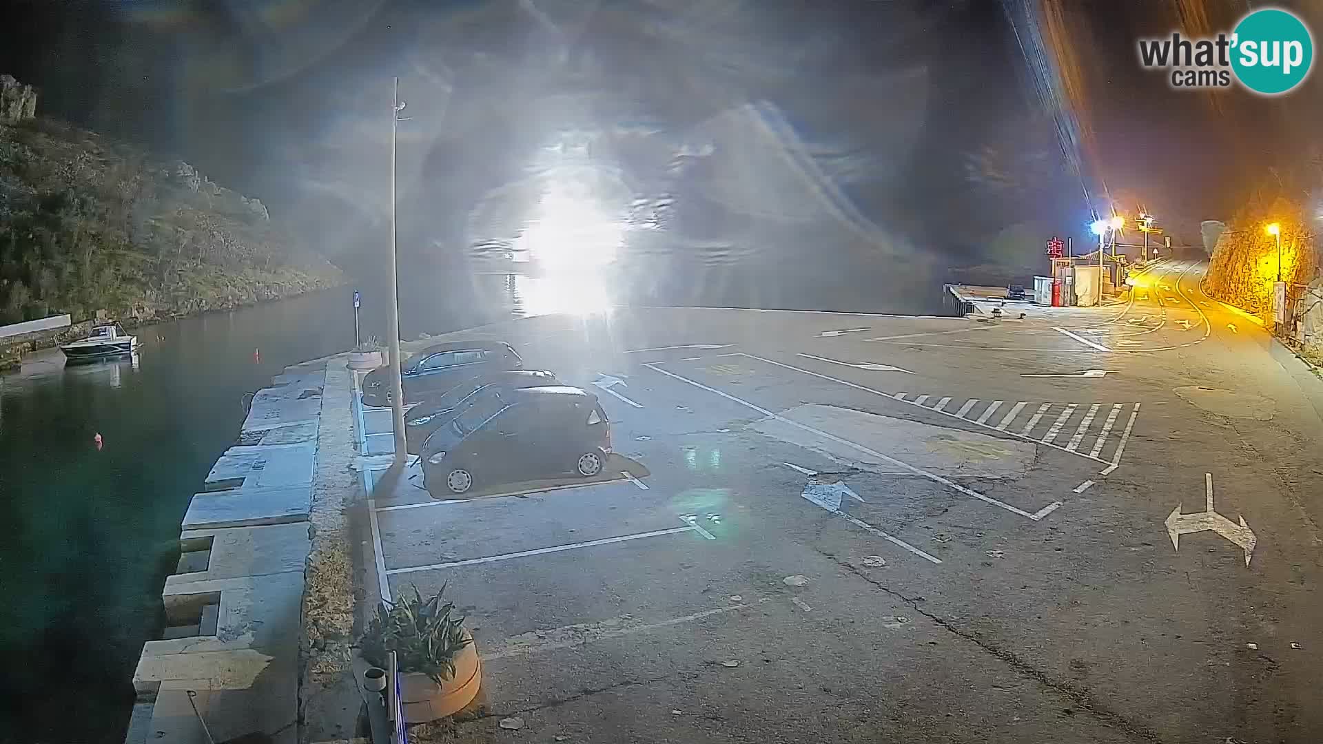 Spletna kamera trajektno pristanišče Prizna – proti otoku Pag