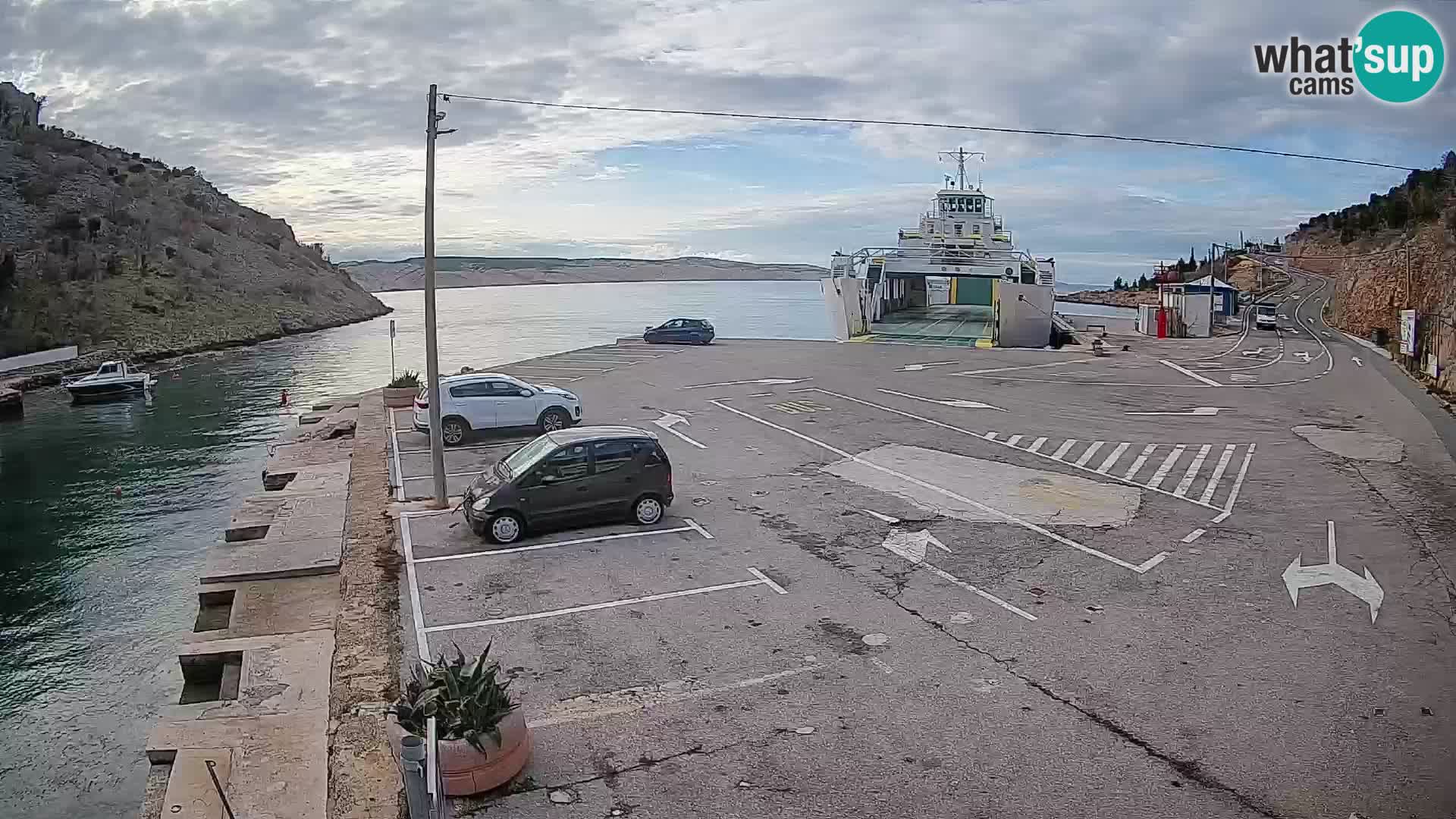 Webcam del puerto de ferris de Prizna – hacia la isla de Pag