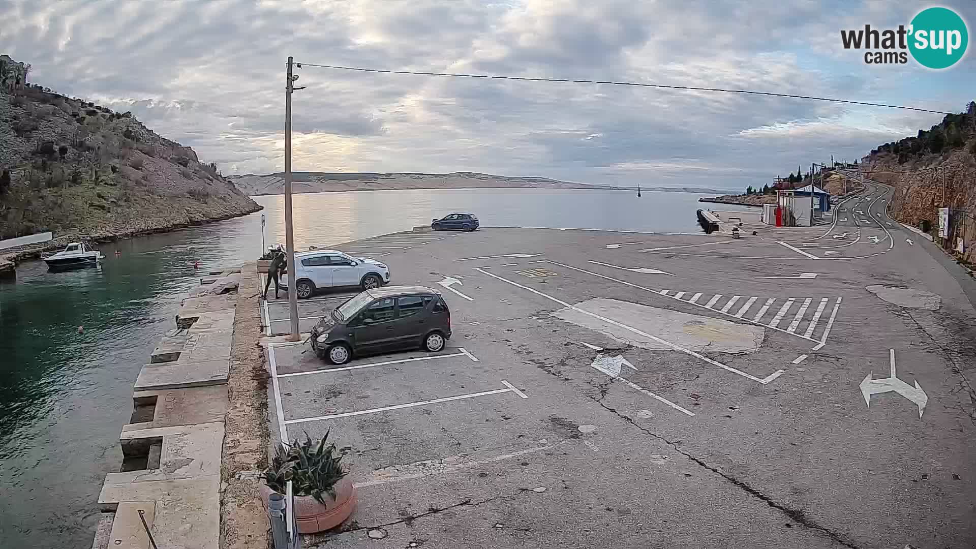 Spletna kamera trajektno pristanišče Prizna – proti otoku Pag