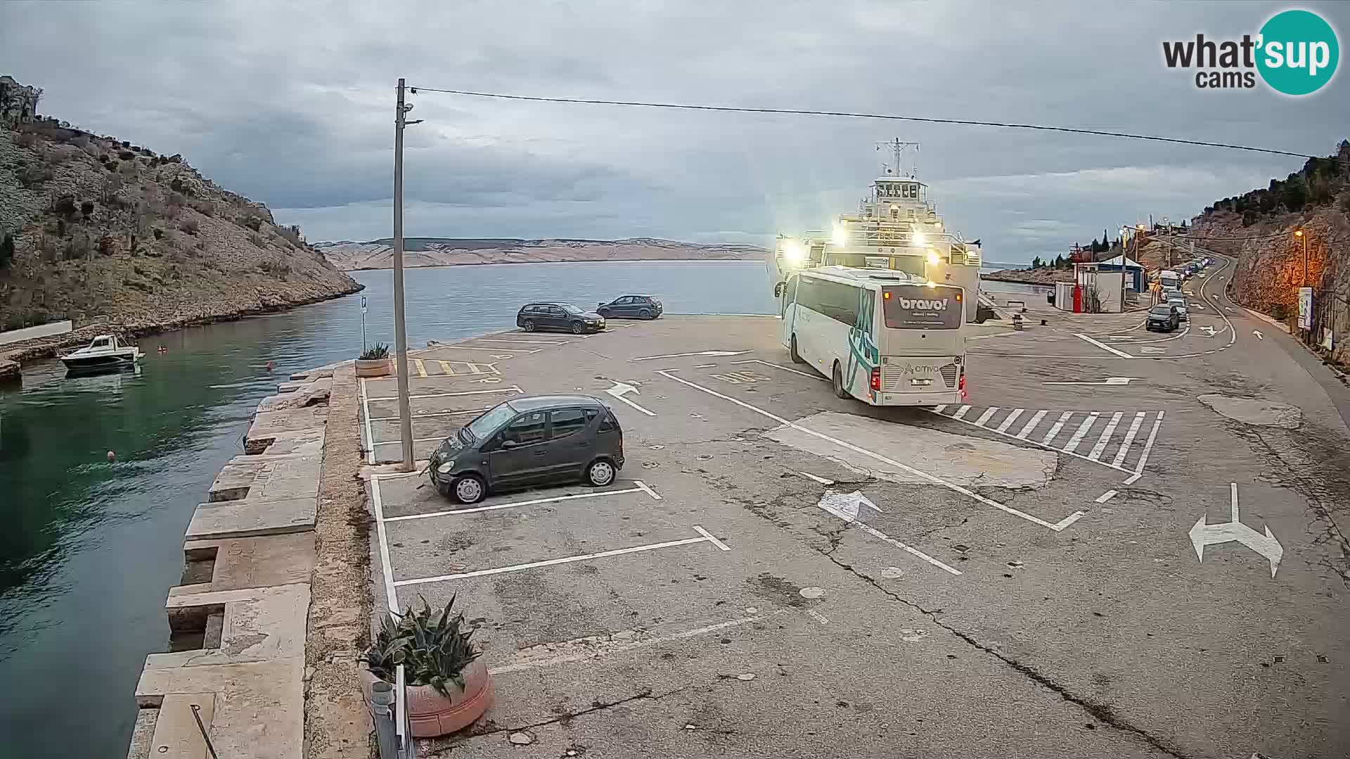 Spletna kamera trajektno pristanišče Prizna – proti otoku Pag