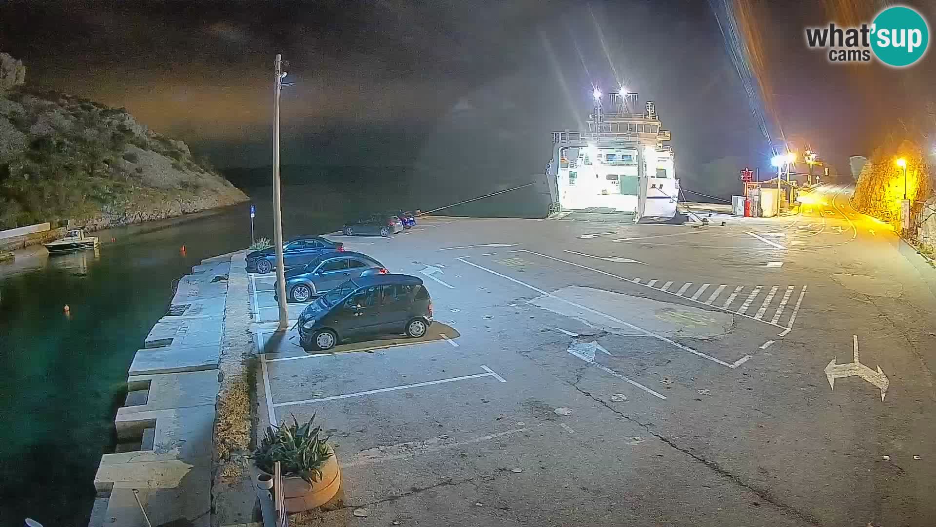 Spletna kamera trajektno pristanišče Prizna – proti otoku Pag