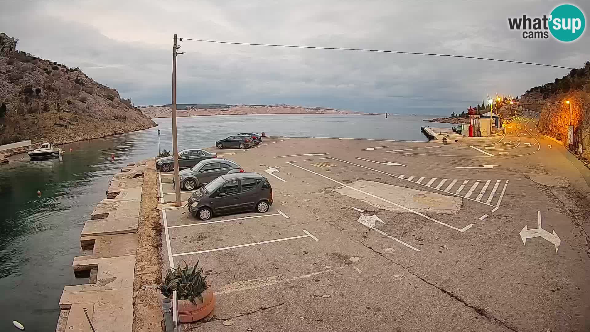 Webcam del puerto de ferris de Prizna – hacia la isla de Pag