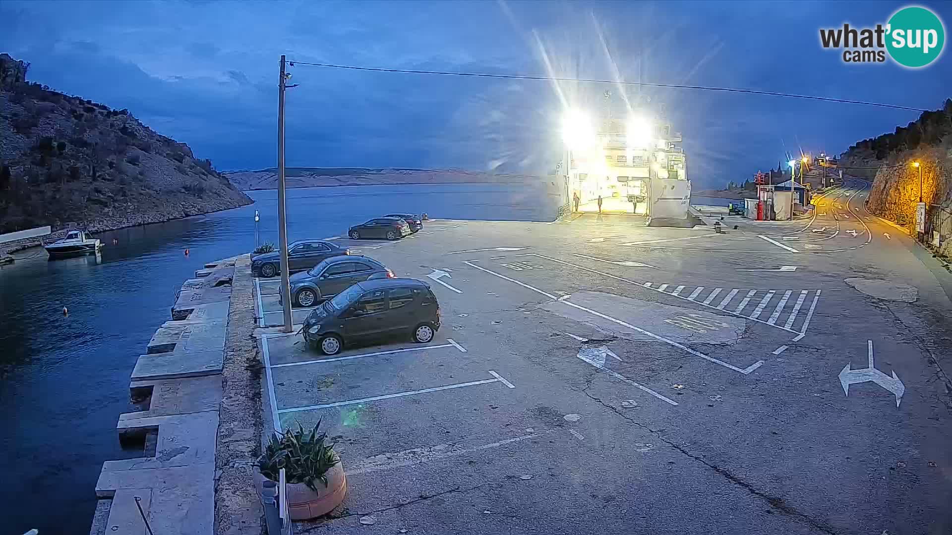 Spletna kamera trajektno pristanišče Prizna – proti otoku Pag