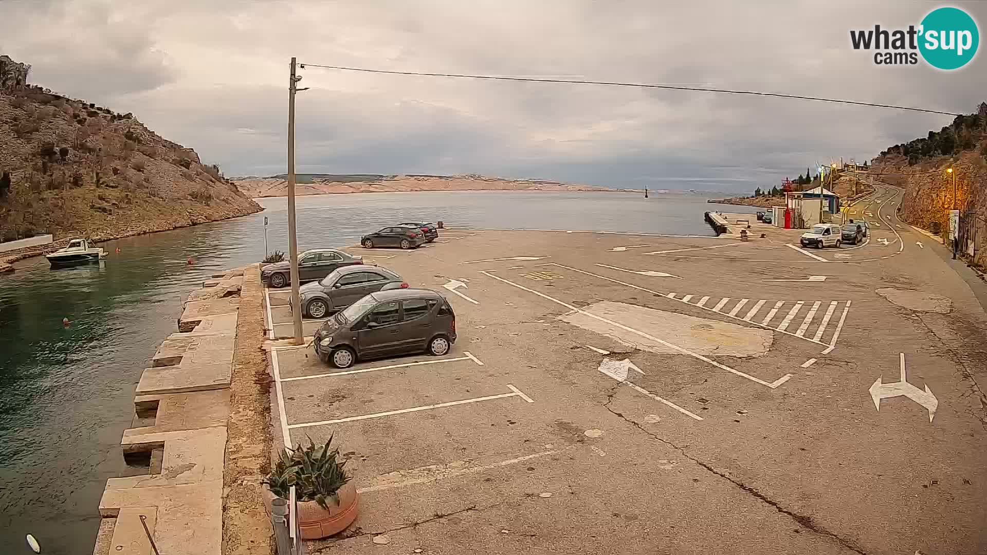 Spletna kamera trajektno pristanišče Prizna – proti otoku Pag