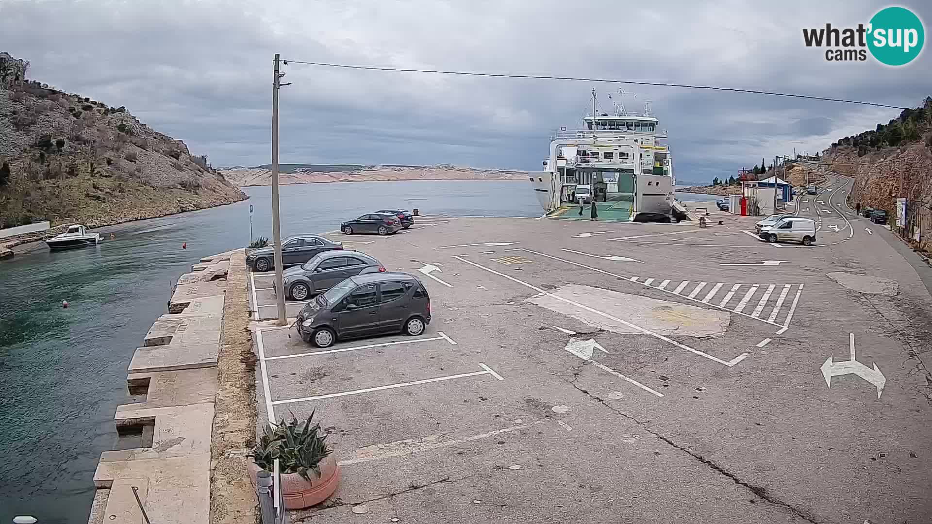 Spletna kamera trajektno pristanišče Prizna – proti otoku Pag