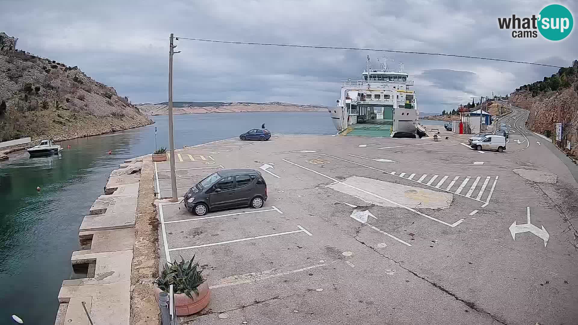 Spletna kamera trajektno pristanišče Prizna – proti otoku Pag