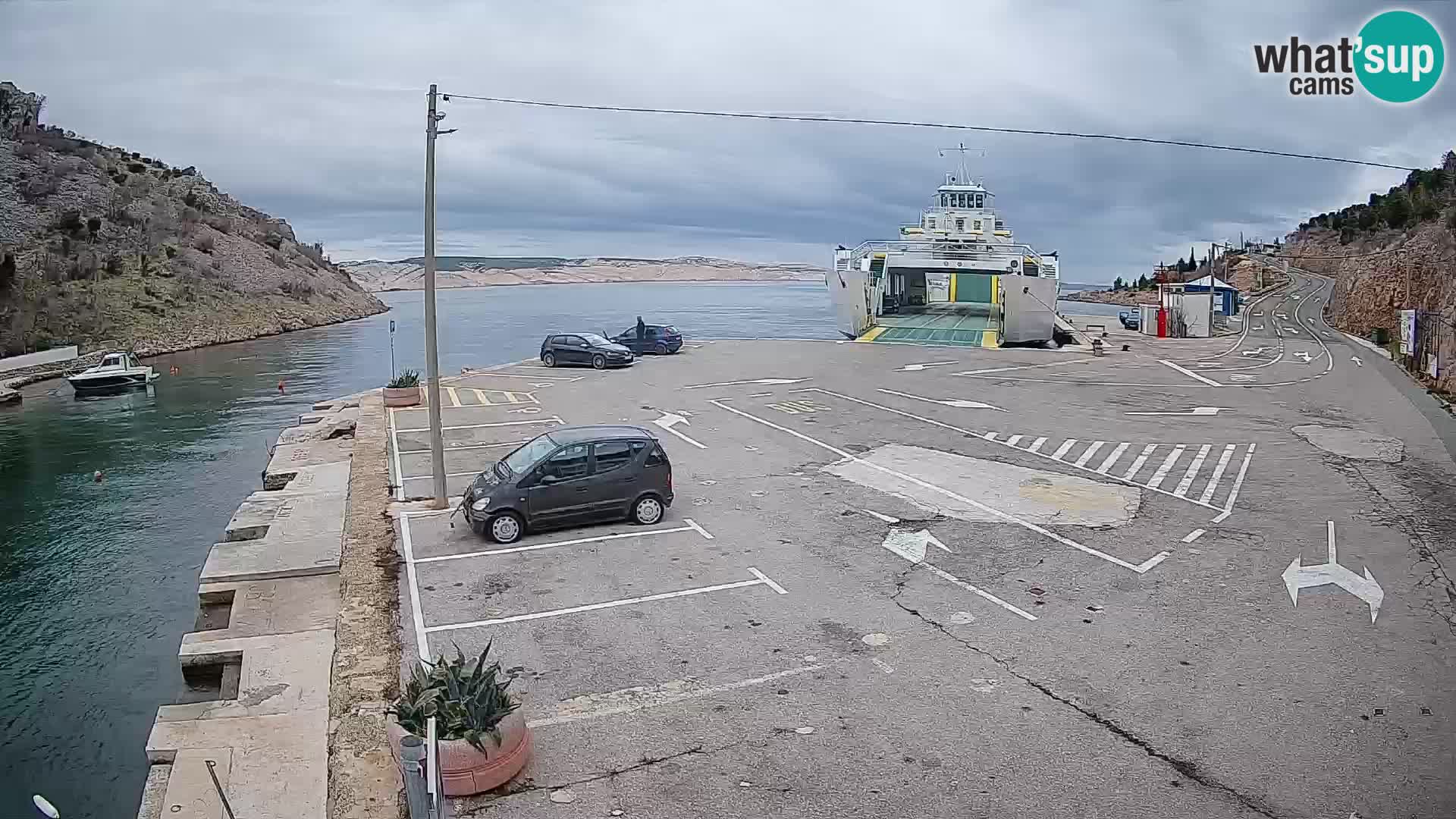 Spletna kamera trajektno pristanišče Prizna – proti otoku Pag