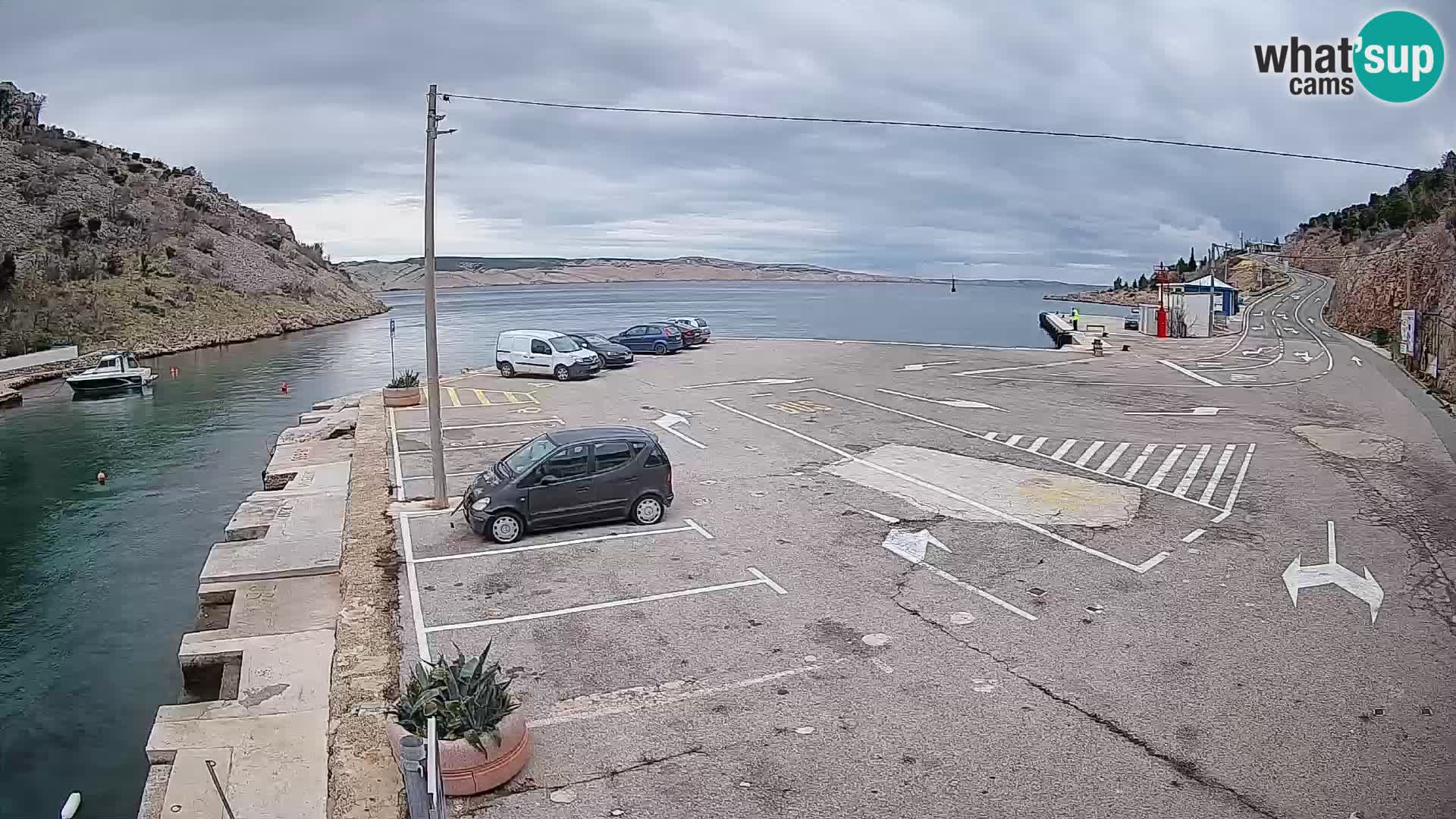 Spletna kamera trajektno pristanišče Prizna – proti otoku Pag