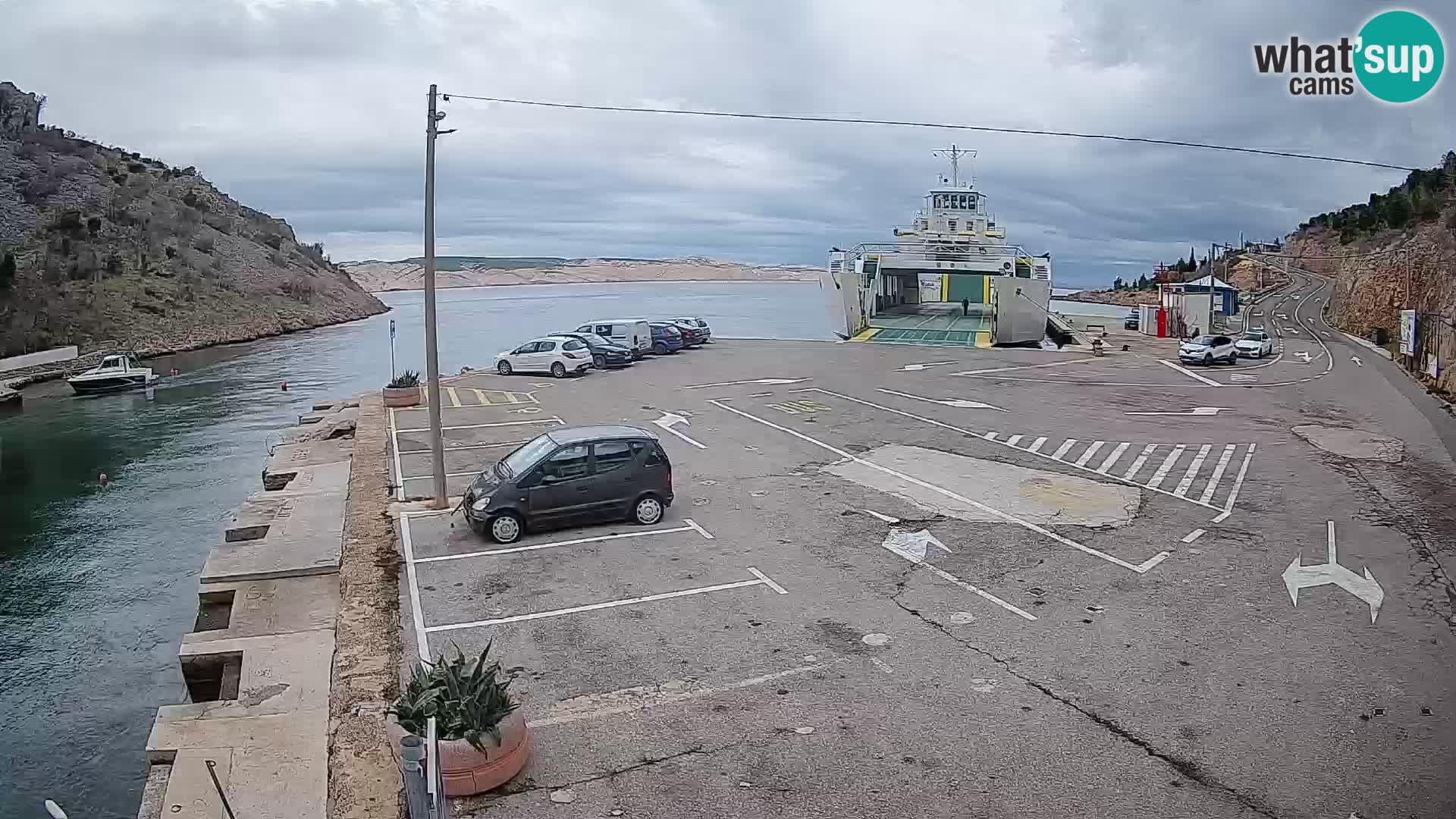 Spletna kamera trajektno pristanišče Prizna – proti otoku Pag