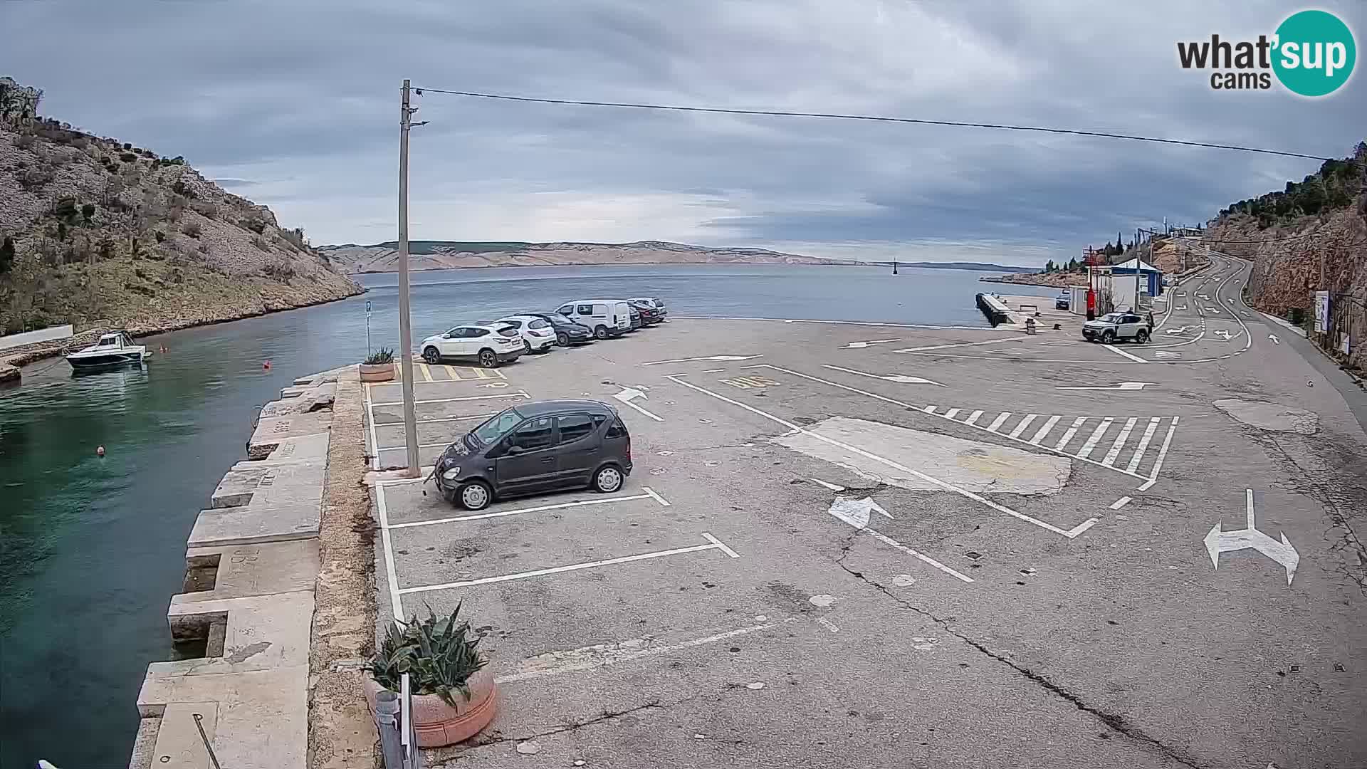 Spletna kamera trajektno pristanišče Prizna – proti otoku Pag