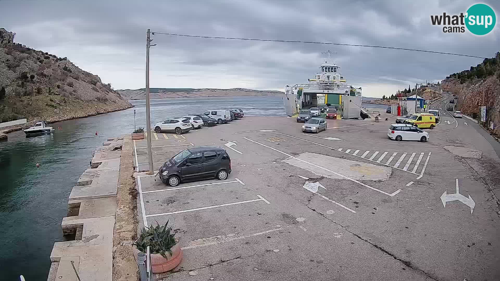 Spletna kamera trajektno pristanišče Prizna – proti otoku Pag