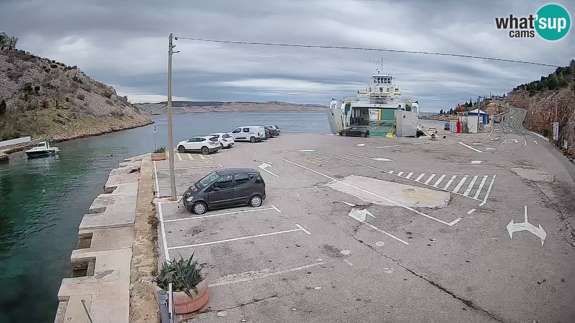 Spletna kamera trajektno pristanišče Prizna – proti otoku Pag