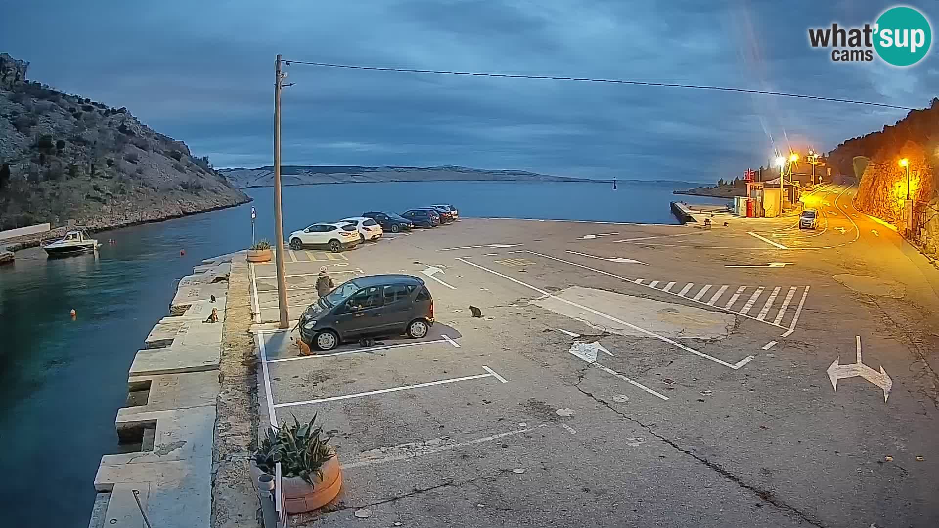 Spletna kamera trajektno pristanišče Prizna – proti otoku Pag