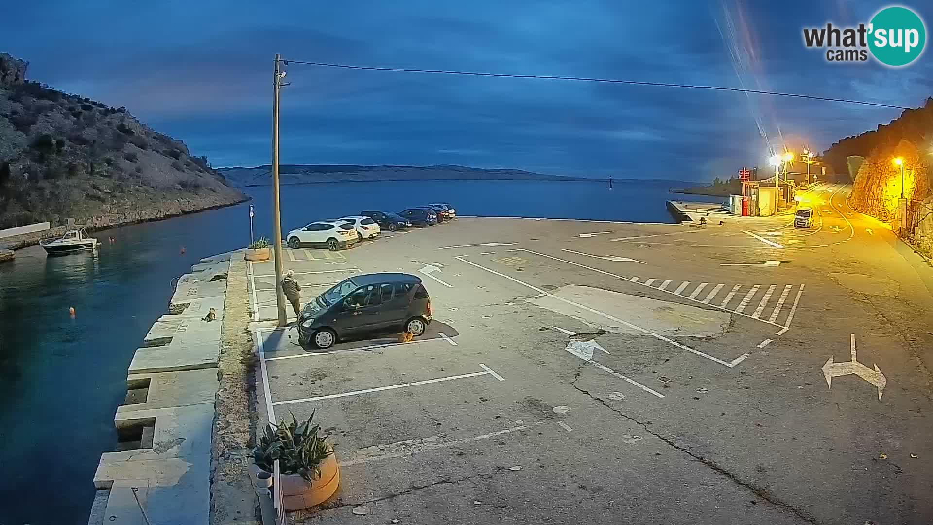 Spletna kamera trajektno pristanišče Prizna – proti otoku Pag