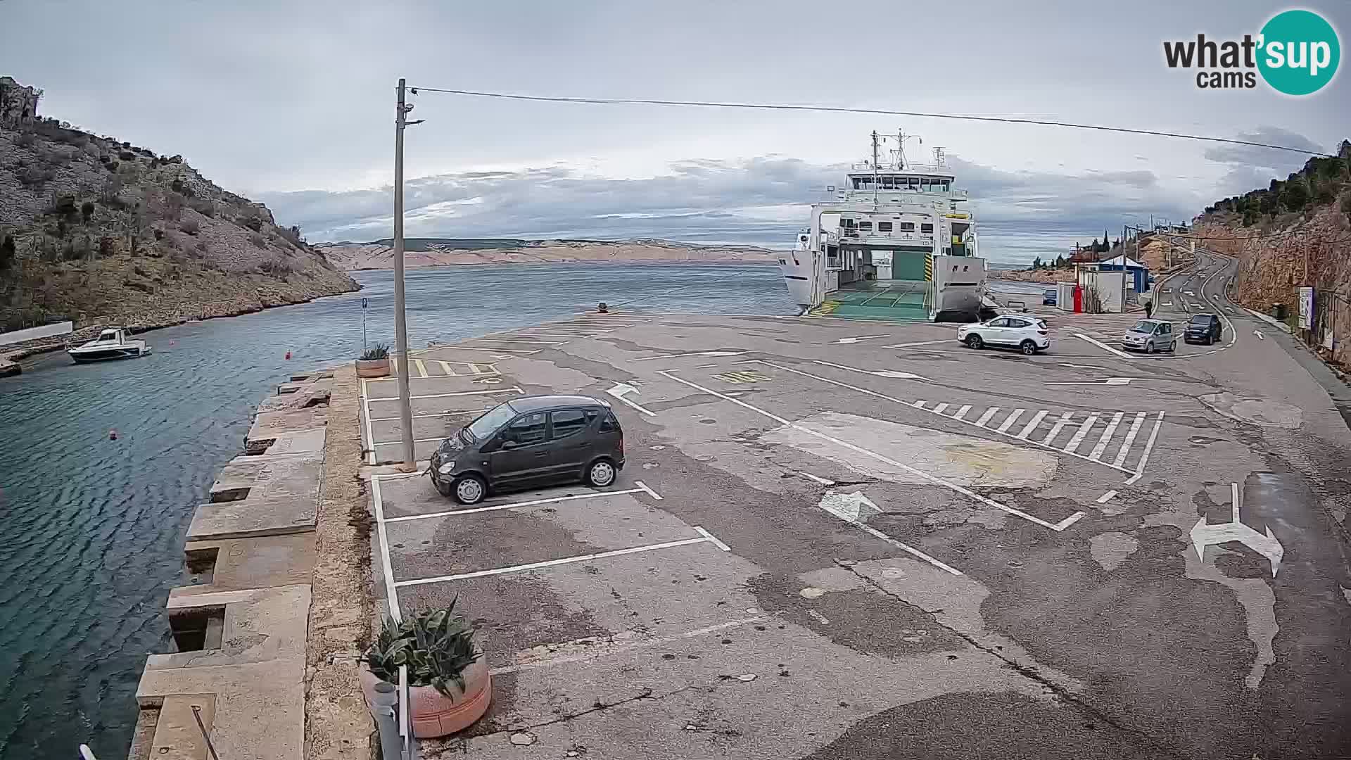 Spletna kamera trajektno pristanišče Prizna – proti otoku Pag