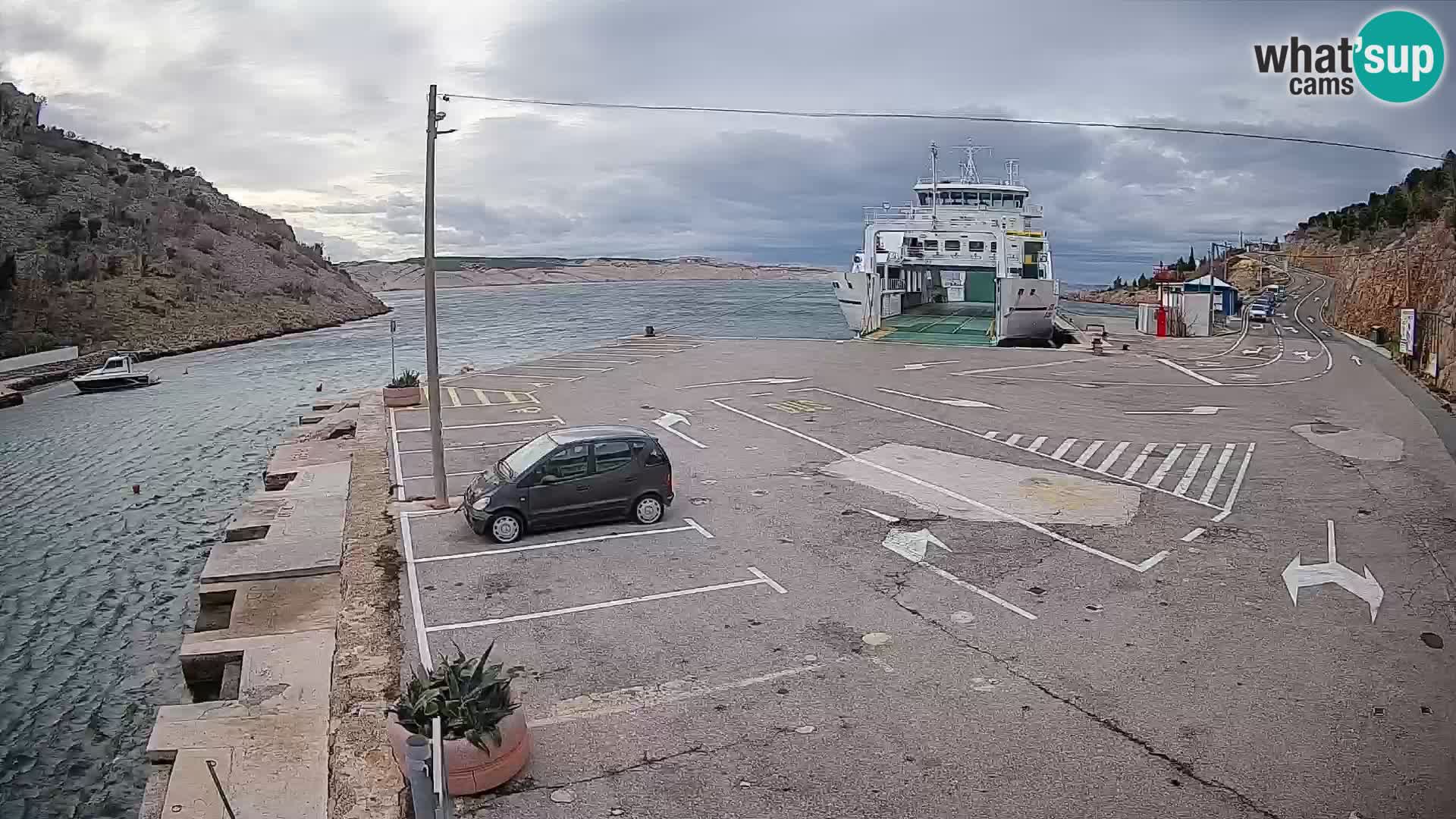 Spletna kamera trajektno pristanišče Prizna – proti otoku Pag