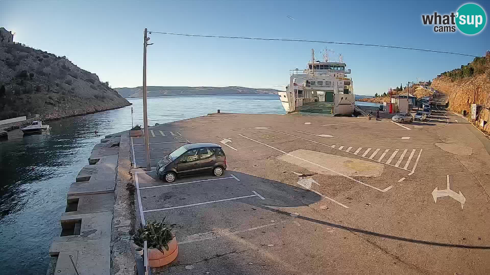 Webcam del puerto de ferris de Prizna – hacia la isla de Pag