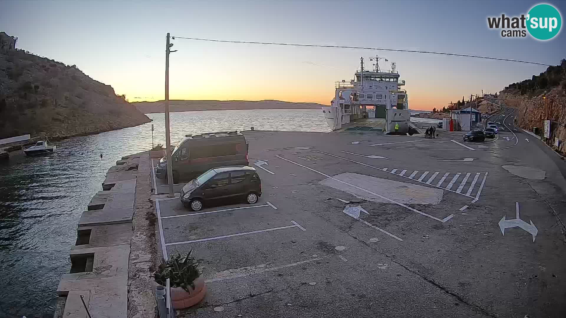 Spletna kamera trajektno pristanišče Prizna – proti otoku Pag