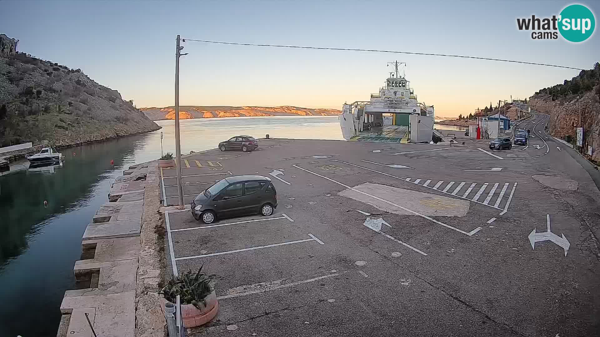 Spletna kamera trajektno pristanišče Prizna – proti otoku Pag