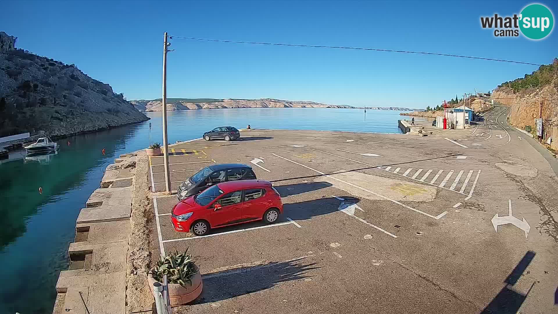 Spletna kamera trajektno pristanišče Prizna – proti otoku Pag