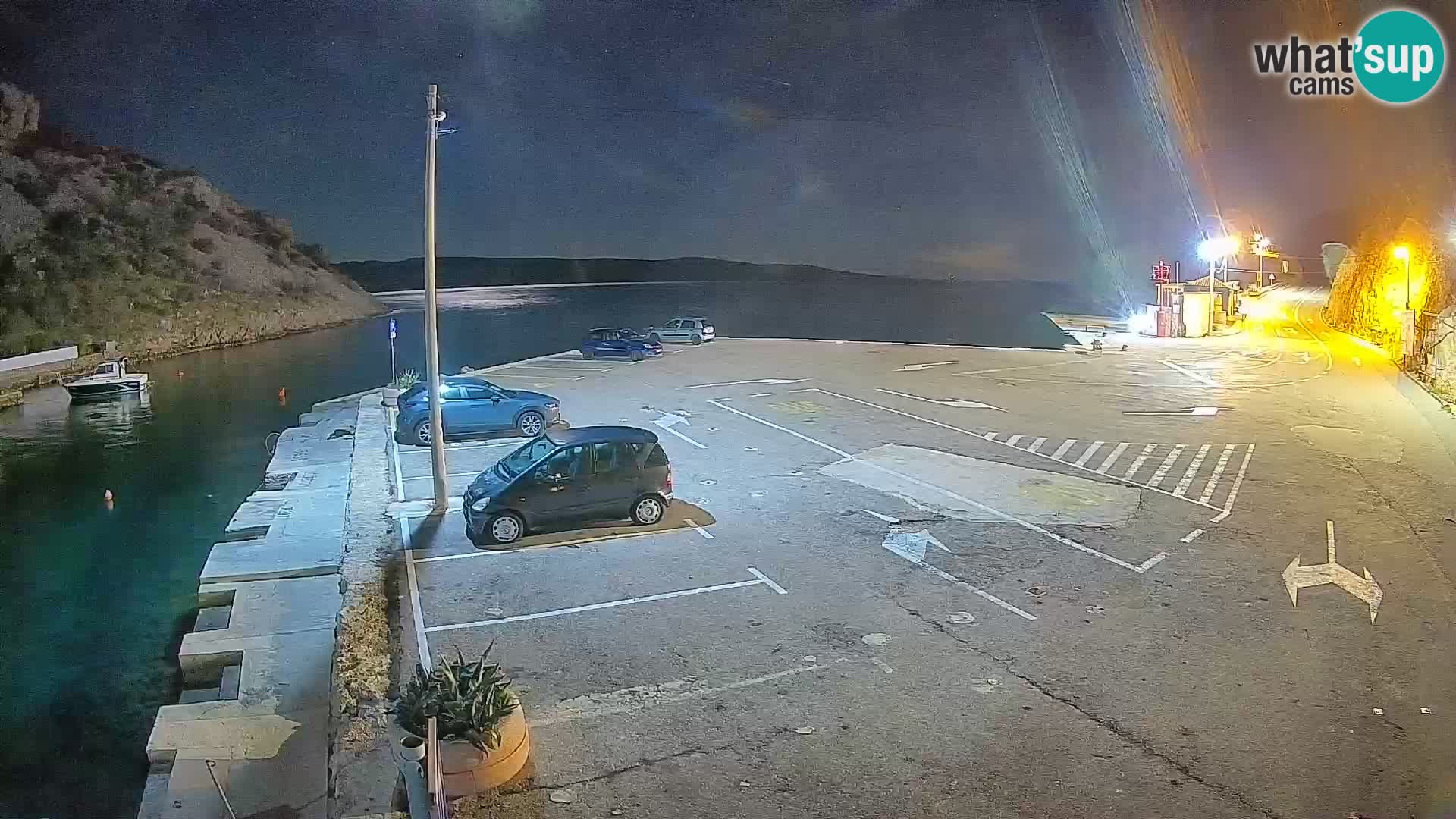 Spletna kamera trajektno pristanišče Prizna – proti otoku Pag