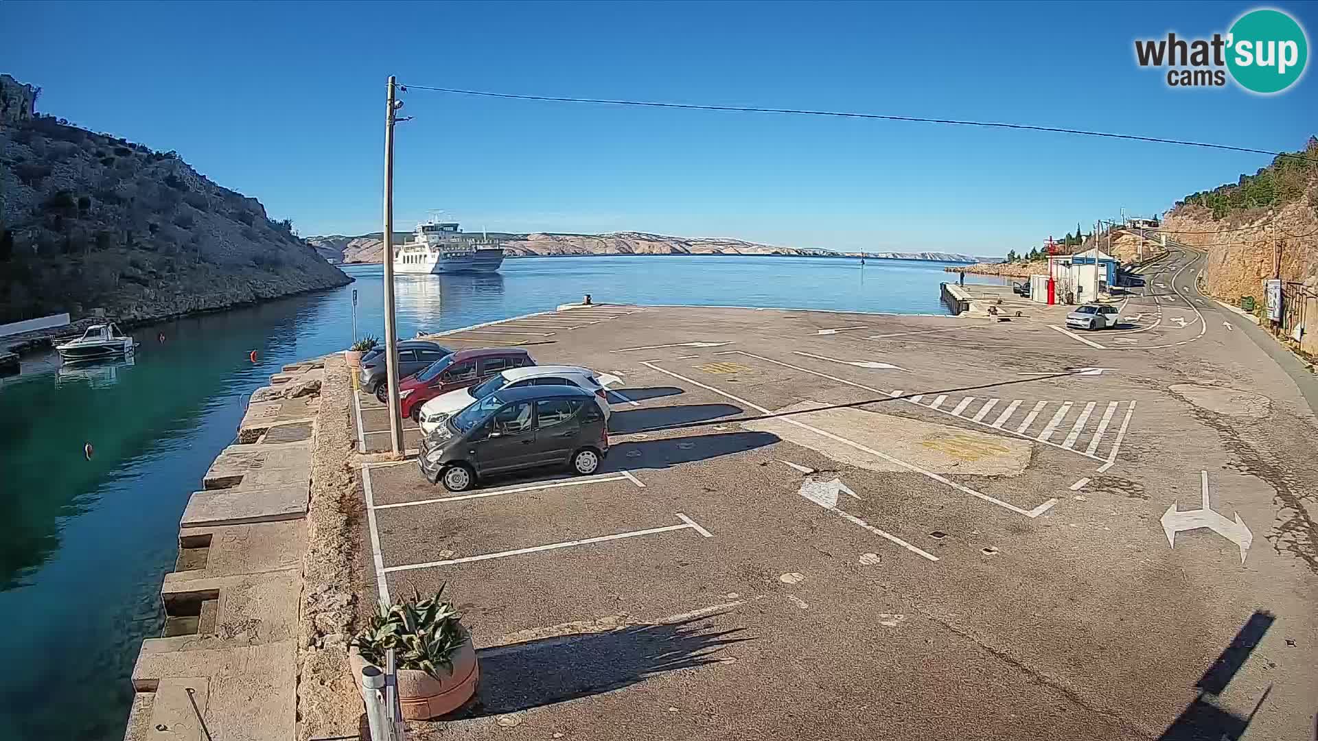 Spletna kamera trajektno pristanišče Prizna – proti otoku Pag